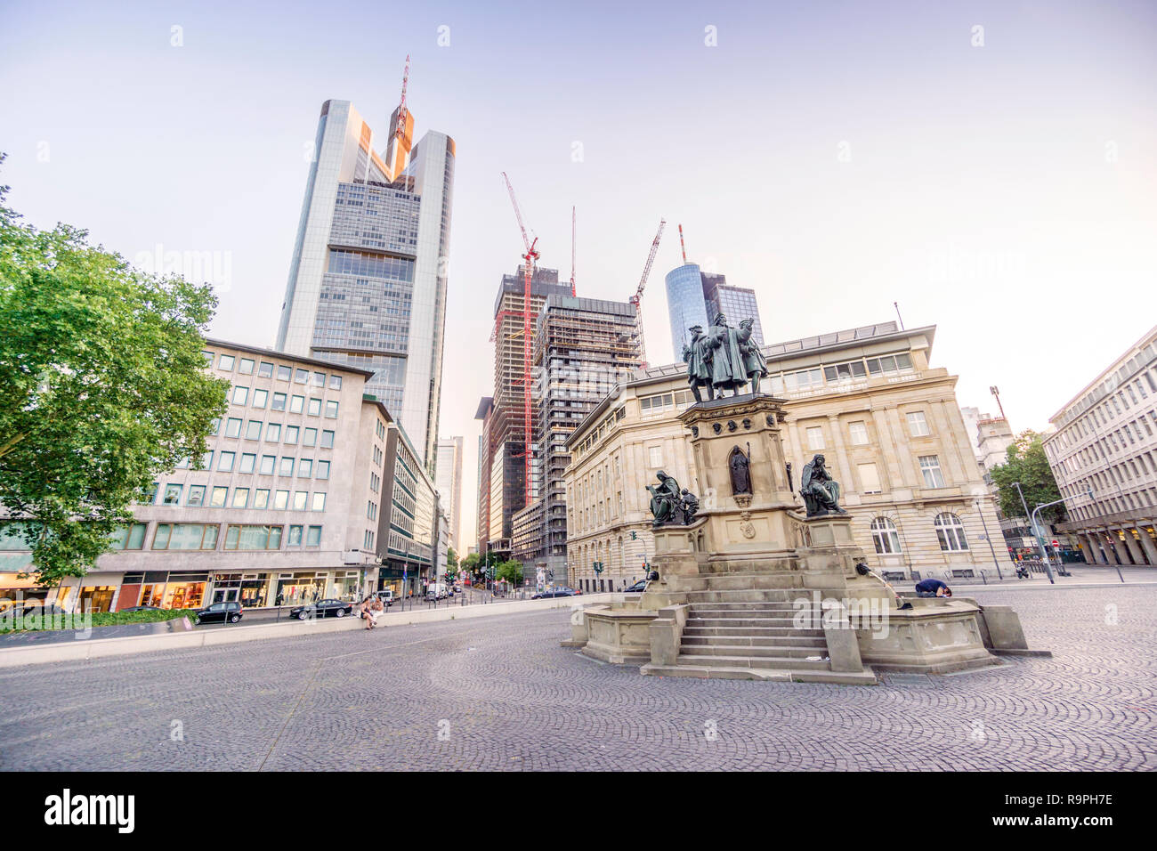 Johannes Gutenberg monumento con grattacieli di Francoforte am Mein downtown, Germania Foto Stock