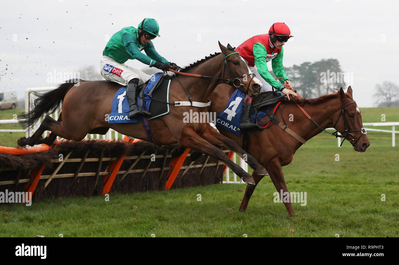 Tal Destin cavalcato da Sam Twiston-Davies (lato lontano) salta l'ultimo con Adjali cavalcato da Daryl Jacob sul loro modo di vittoria nella Finale di corallo capretti ostacolo durante il Coral Welsh Grand giornata nazionale a Chepstow Racecourse. Foto Stock