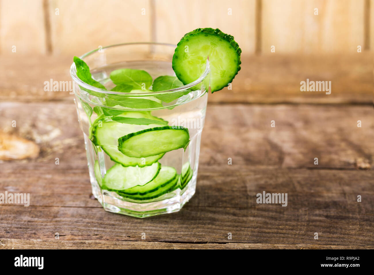 Una tazza di acqua di cetriolo. Fatte a mano Foto Stock