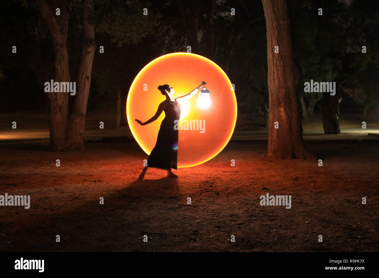 Luce verniciato colorato con lunghi tempi di esposizione di immagine di una donna Foto Stock