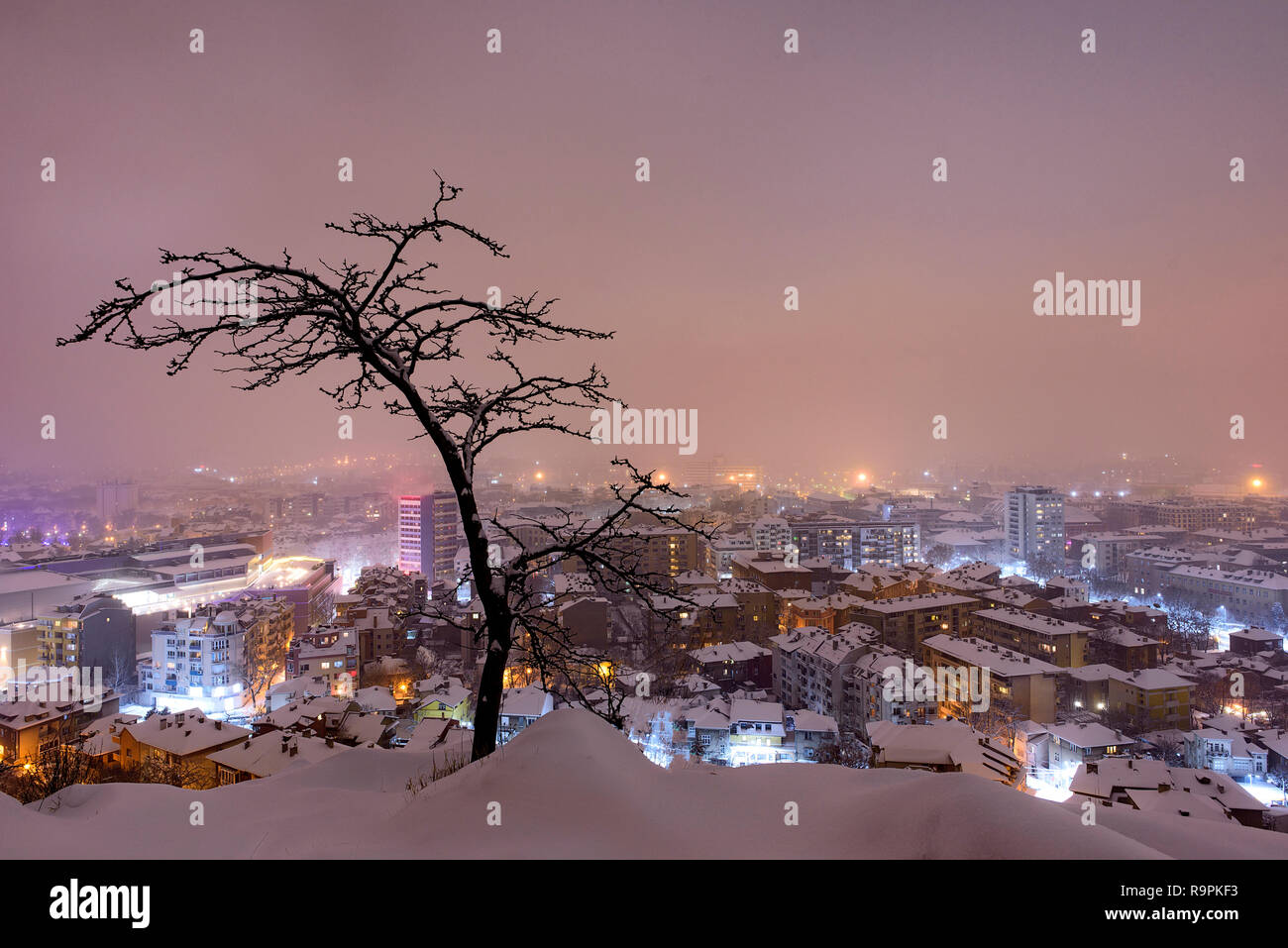 La città di Plovdiv, Bulgaria, Europa, notte foto panoramica da uno dei colli della città, periodo invernale con la neve sulla città Foto Stock