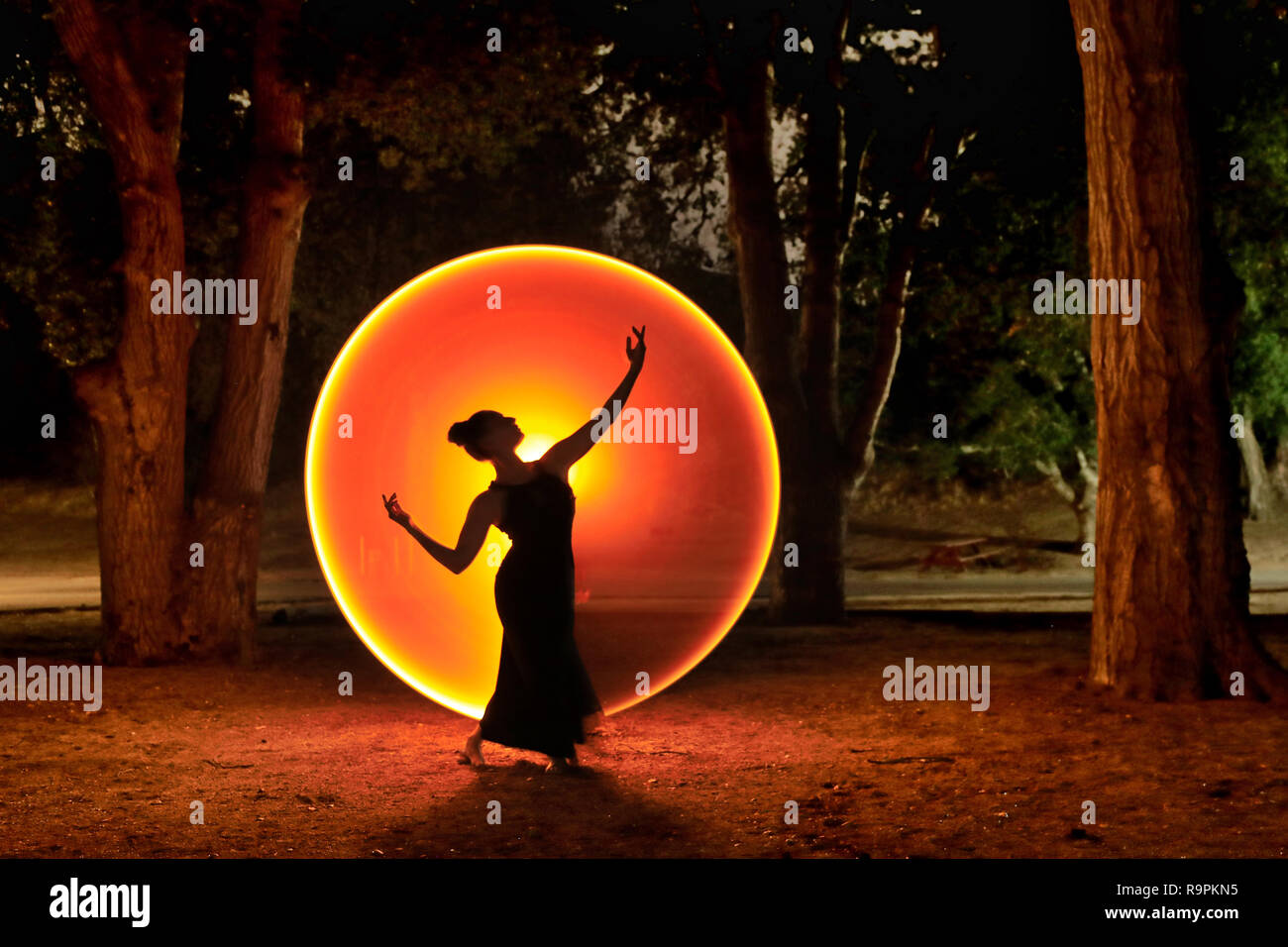 Luce verniciato colorato con lunghi tempi di esposizione di immagine di una donna Foto Stock