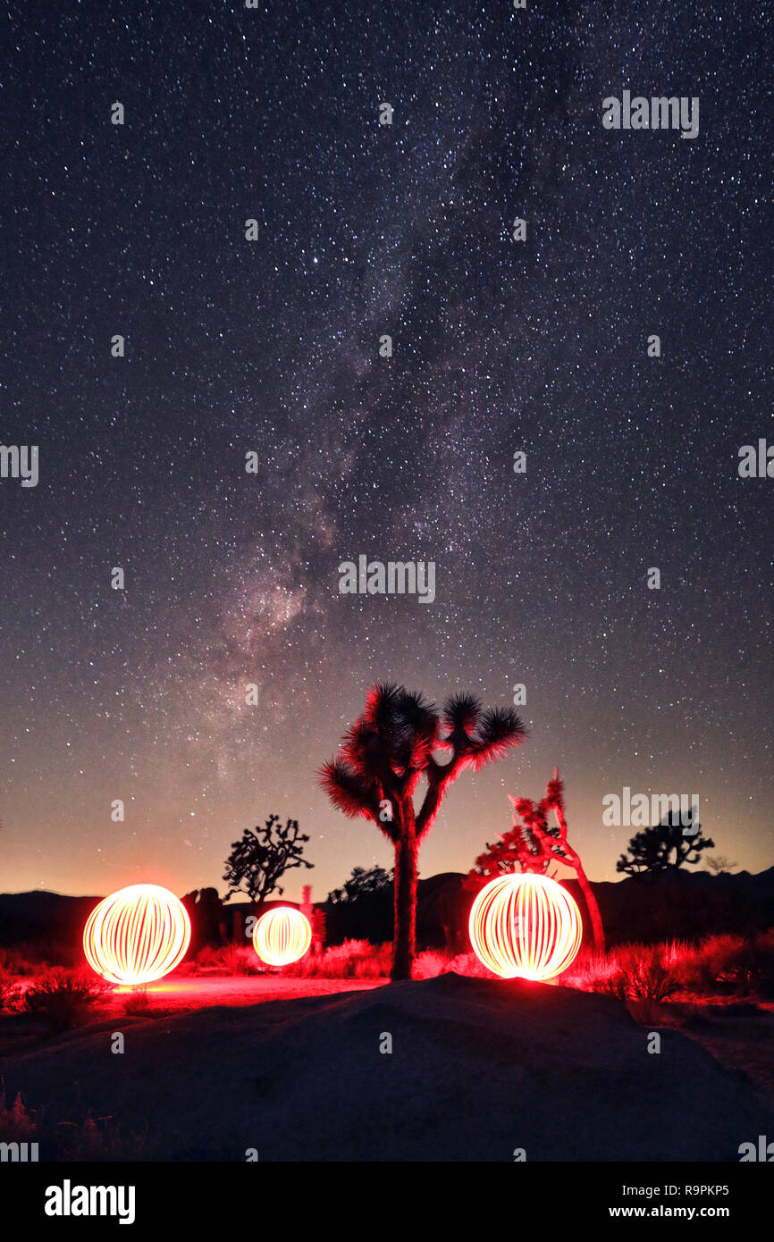 Via Lattea Core con Luce Dipinta Orbs nel paesaggio Foto Stock