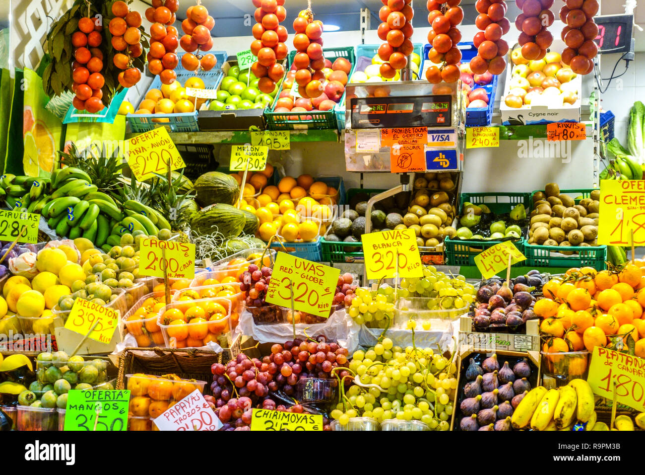Bancarelle di frutta colorata con un'ampia varietà di prodotti freschi al Mercat de l'Olivar di Palma di Maiorca, Spagna. Foto Stock