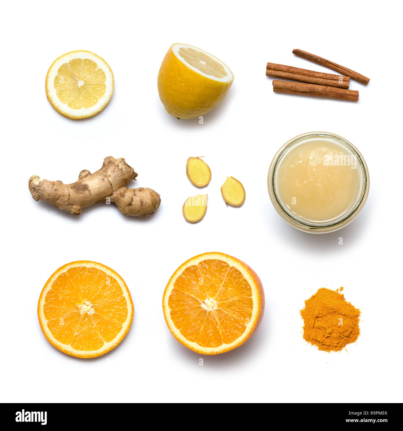 Gli ingredienti di una sana anti freddo inverno tè con miele, limone, arancio, cannella, lo zenzero curcuma isolati su sfondo bianco - vista dall'alto. Foto Stock