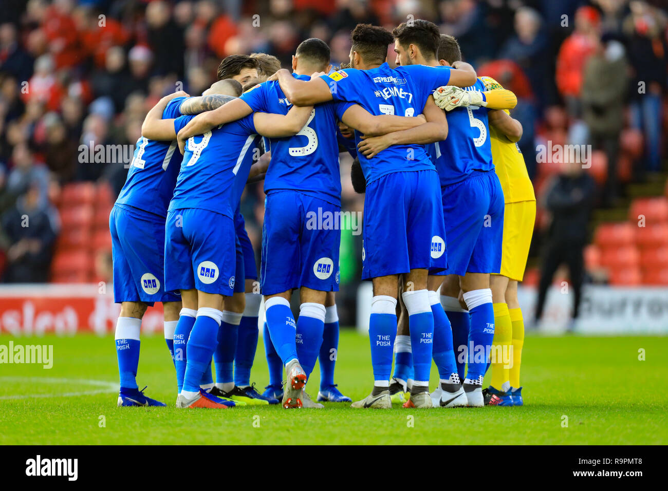 26 dicembre 2018, Oakwell, Barnsley, Inghilterra; Sky lega Bet One, Barnsley vs Peterborough ; Il Peterborough huddle Credito: John Hobson/News immagini English Football League immagini sono soggette a licenza DataCo Foto Stock