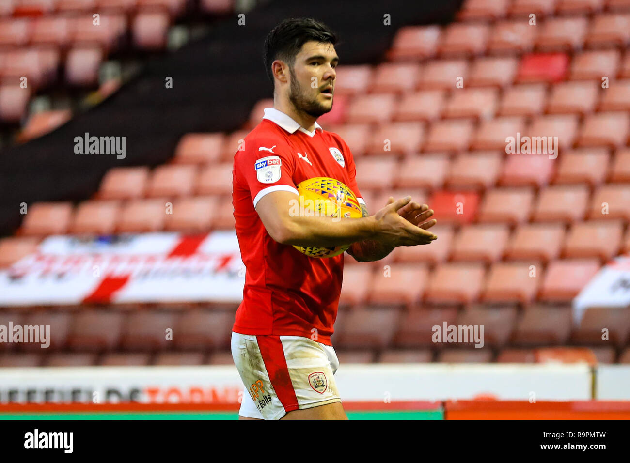 26 dicembre 2018, Oakwell, Barnsley, Inghilterra; Sky lega Bet One, Barnsley vs Peterborough ; Alex Mowatt (27) di Barnsley elogia la folla Credito: John Hobson/News immagini English Football League immagini sono soggette a licenza DataCo Foto Stock