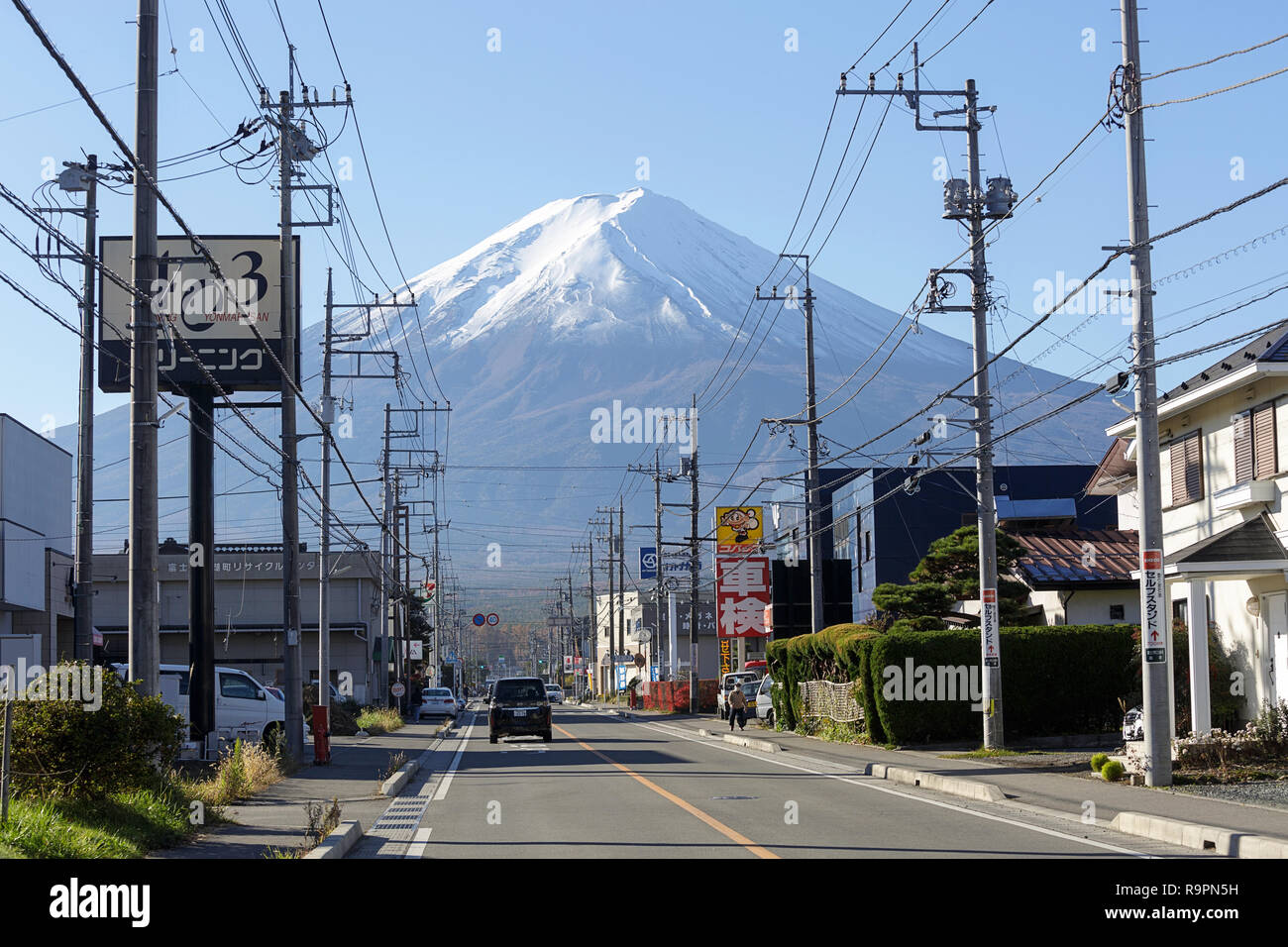 Vista della strada con Mt. Fuji sfondo, Giappone Foto Stock