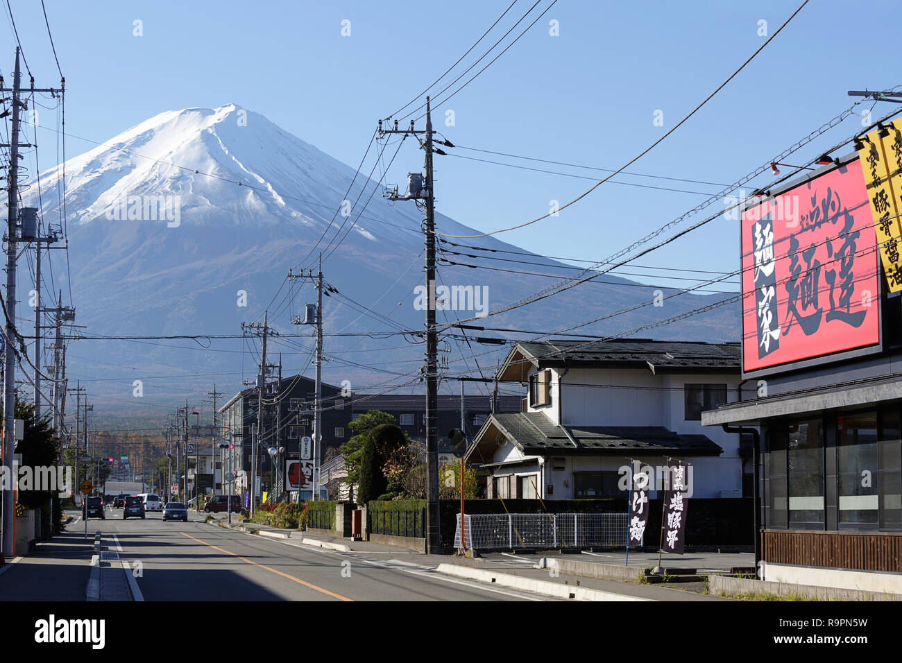Vista della strada con Mt. Fuji sfondo, Giappone Foto Stock
