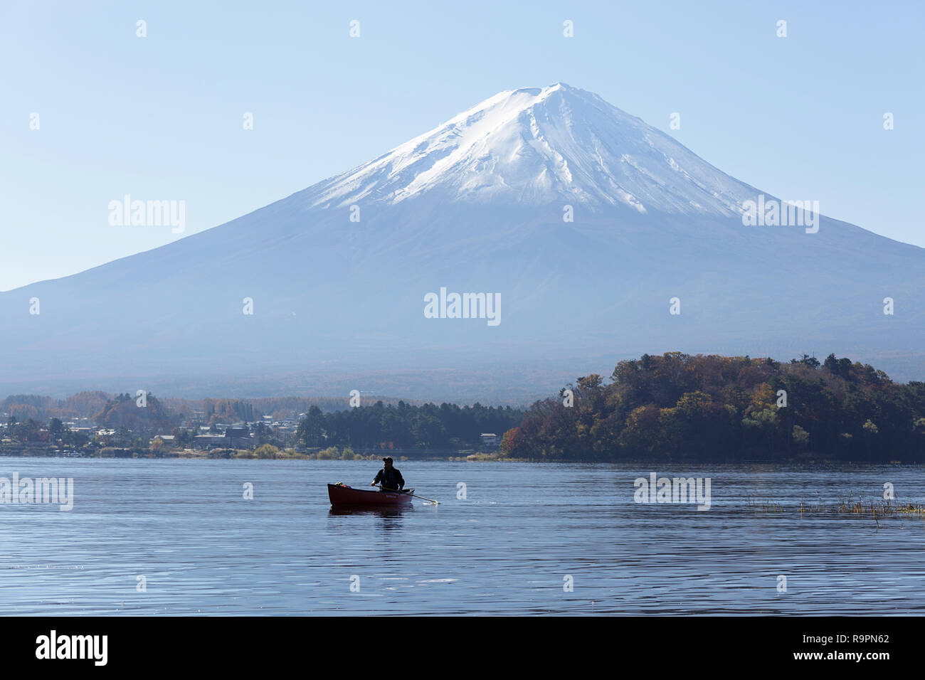 Il monte Fuji dal lago Kawaguchiko in autunno Foto Stock