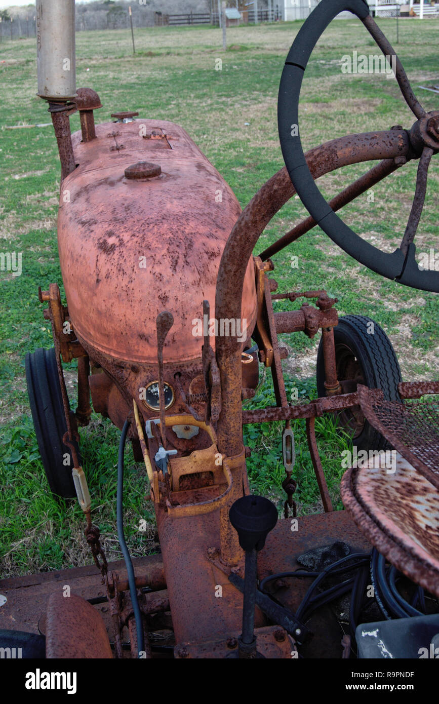 Vecchio rosso ruggine ferro trattore agricolo Foto Stock
