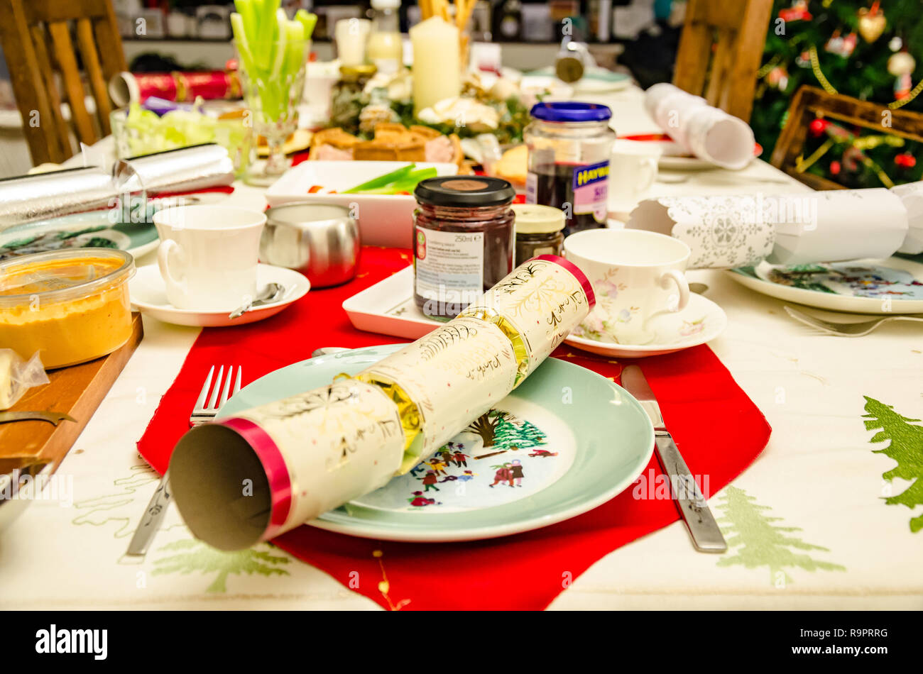 Un tavolo da pranzo spiegate con le regolazioni del posto, piastre e Christmas Cracker pronto per il tè di Natale. Foto Stock