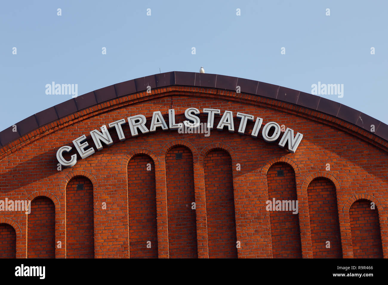 Segno in svedese di Malmo stazione centrale rosso mattone antico edificio. Foto Stock
