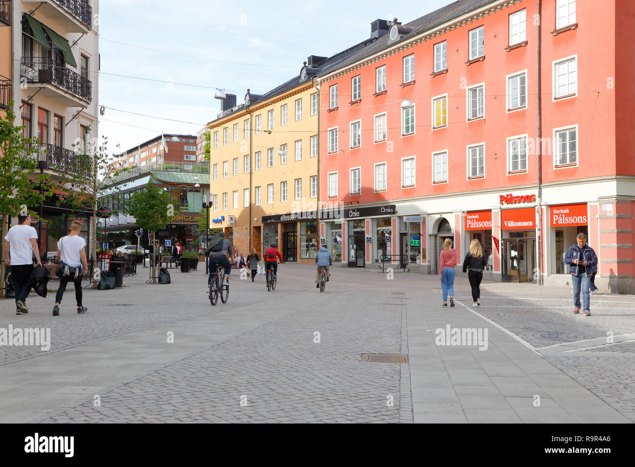 Sodertalje, Svezia - 17 Giugno 2016: vista della strada pedonale Jarnagatan a Olof Palmes sqaure. Foto Stock