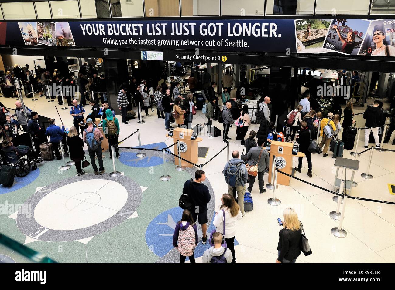 Passeggeri in linea per andare attraverso TSA checkpoint di sicurezza a Seattle-Tacoma International Airport a Seattle, Washington, Stati Uniti d'America. Foto Stock