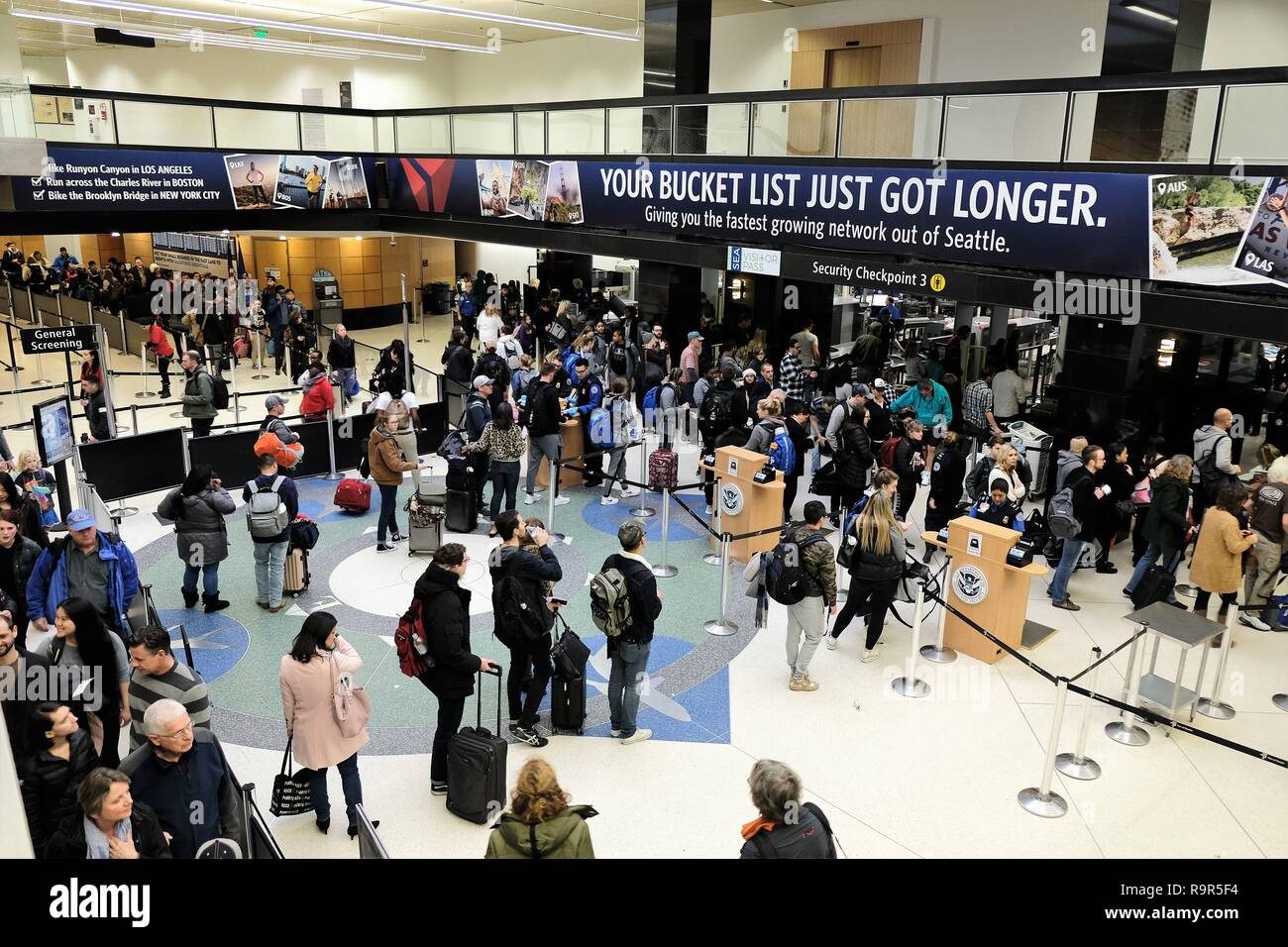 Passeggeri in linea per andare attraverso TSA checkpoint di sicurezza a Seattle-Tacoma International Airport a Seattle, Washington, Stati Uniti d'America. Foto Stock