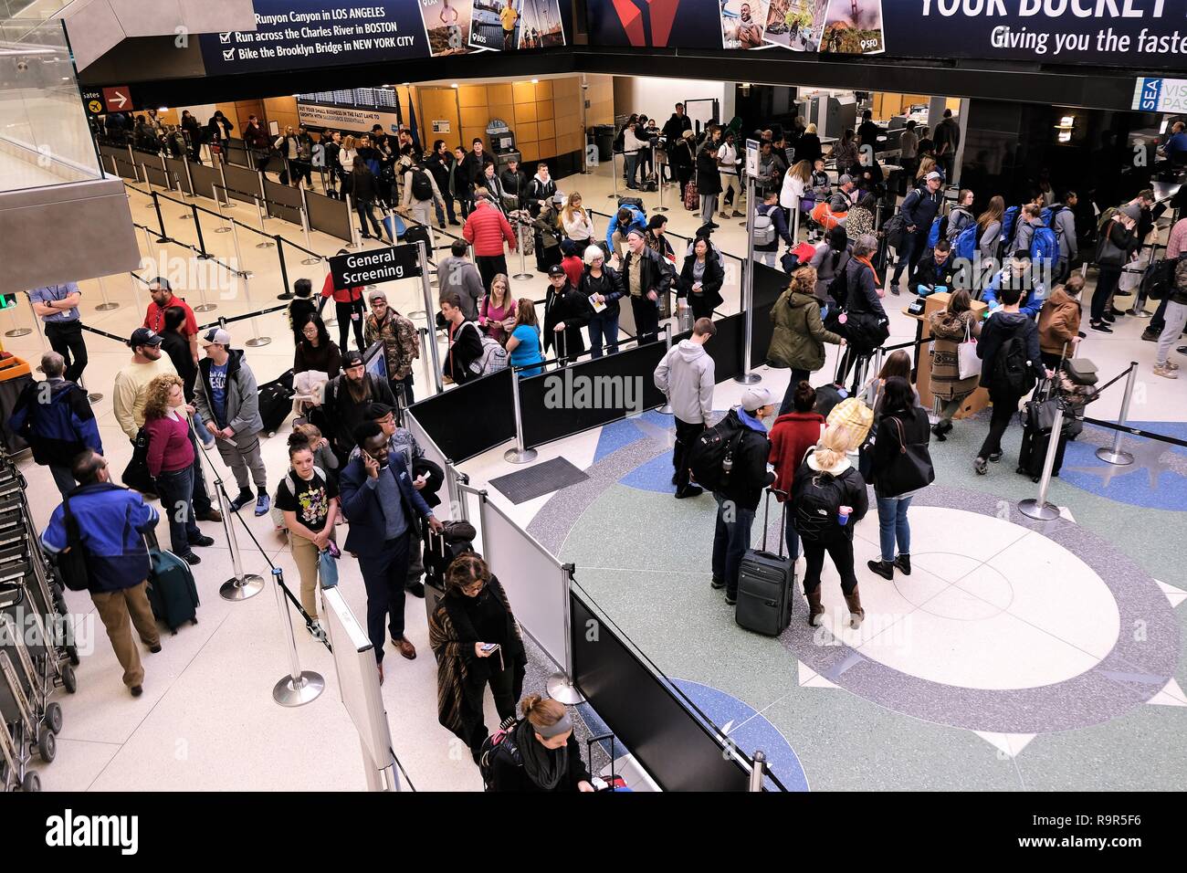 Passeggeri in linea per andare attraverso TSA checkpoint di sicurezza a Seattle-Tacoma International Airport a Seattle, Washington, Stati Uniti d'America. Foto Stock