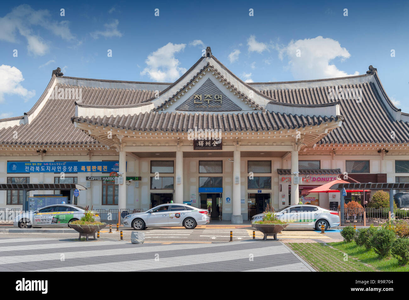 Facciata di Jeonju Stazione ferroviaria costruito nel tradizionale architettura Coreana situato in Deokjin-gu, Jeonju, Corea del Sud Foto Stock