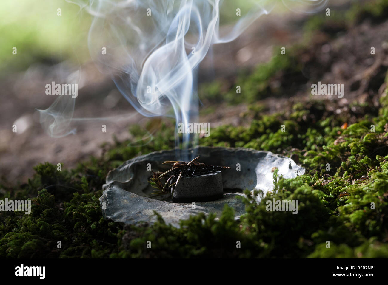 Räuchern in freier Natur, Räuchern mit Wacholder.Fichtenharz und Räucherkohle, Räucherritual, Räuchern mit Kräutern, Kräuter verräuchern, Wildkräuter, Foto Stock