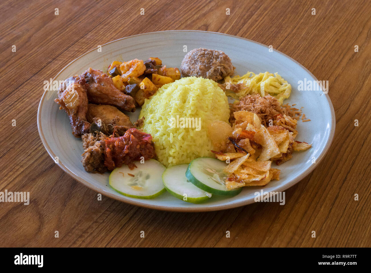6.8B, Nasi Kuning, IndonesianBook Foto Stock