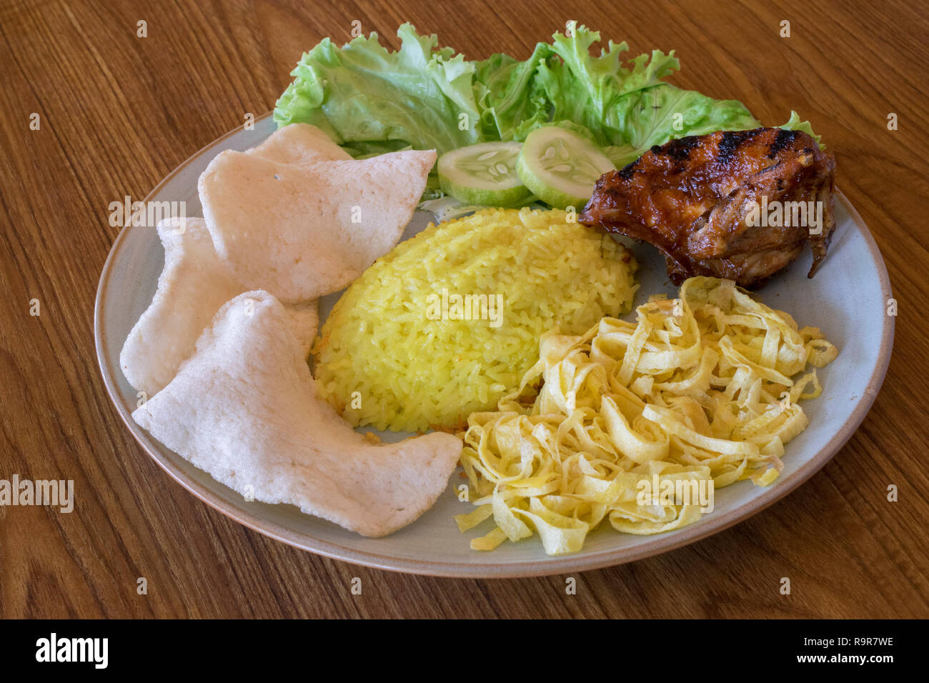 6.8B, Nasi Kuning, IndonesianBook Foto Stock