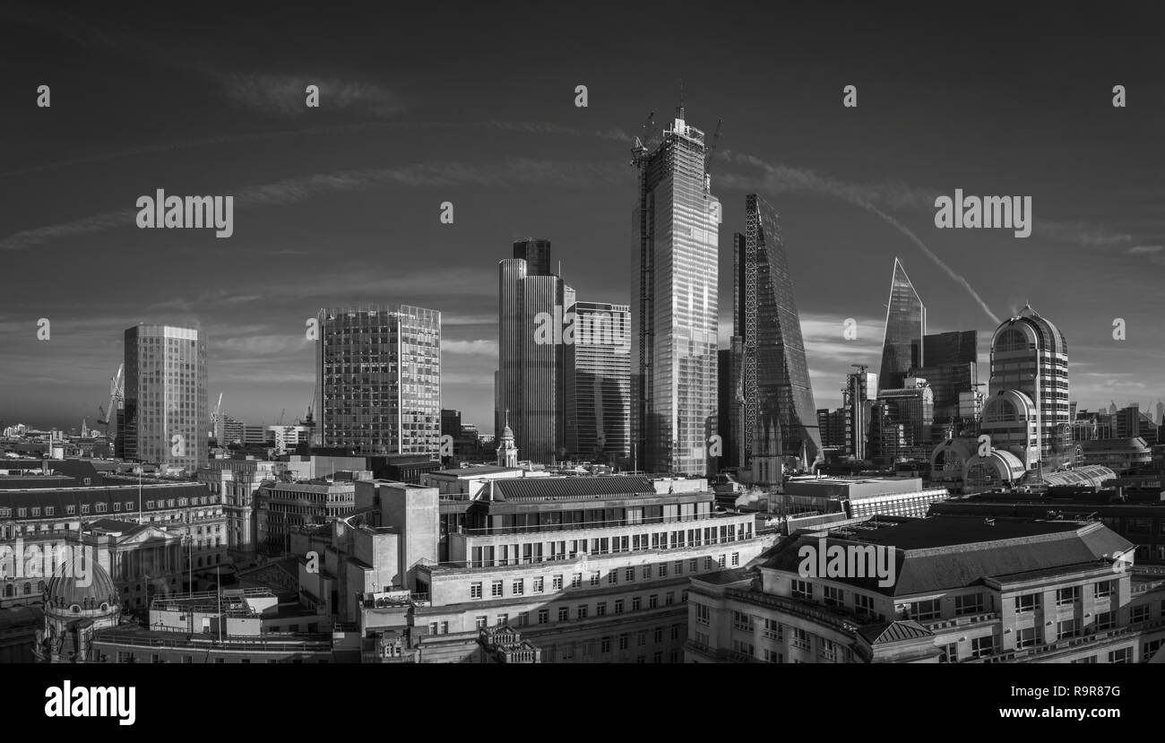 Vista panoramica della città di Londra financial district skyline con iconico e moderno grattacielo edifici per uffici Foto Stock