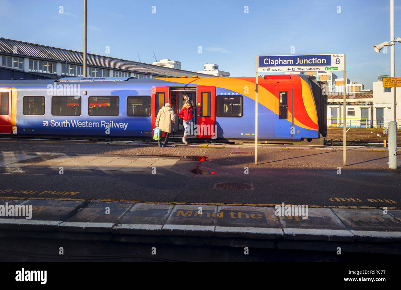 South Western Railway treno in un nome piattaforma pensione a Clapham Junction stazione ferroviaria, a sud-ovest di Battersea, London Borough of Wandsworth Foto Stock