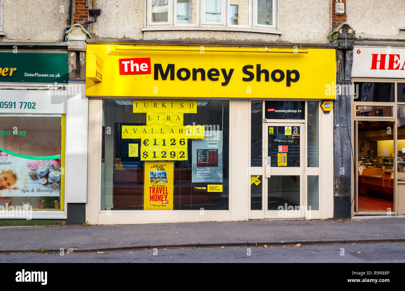 Shopfront del denaro Shop, uno sportello per il cambio valuta e pawnbroker in una sfilata di negozi di Woking, Surrey, sud-est dell'Inghilterra, Regno Unito Foto Stock