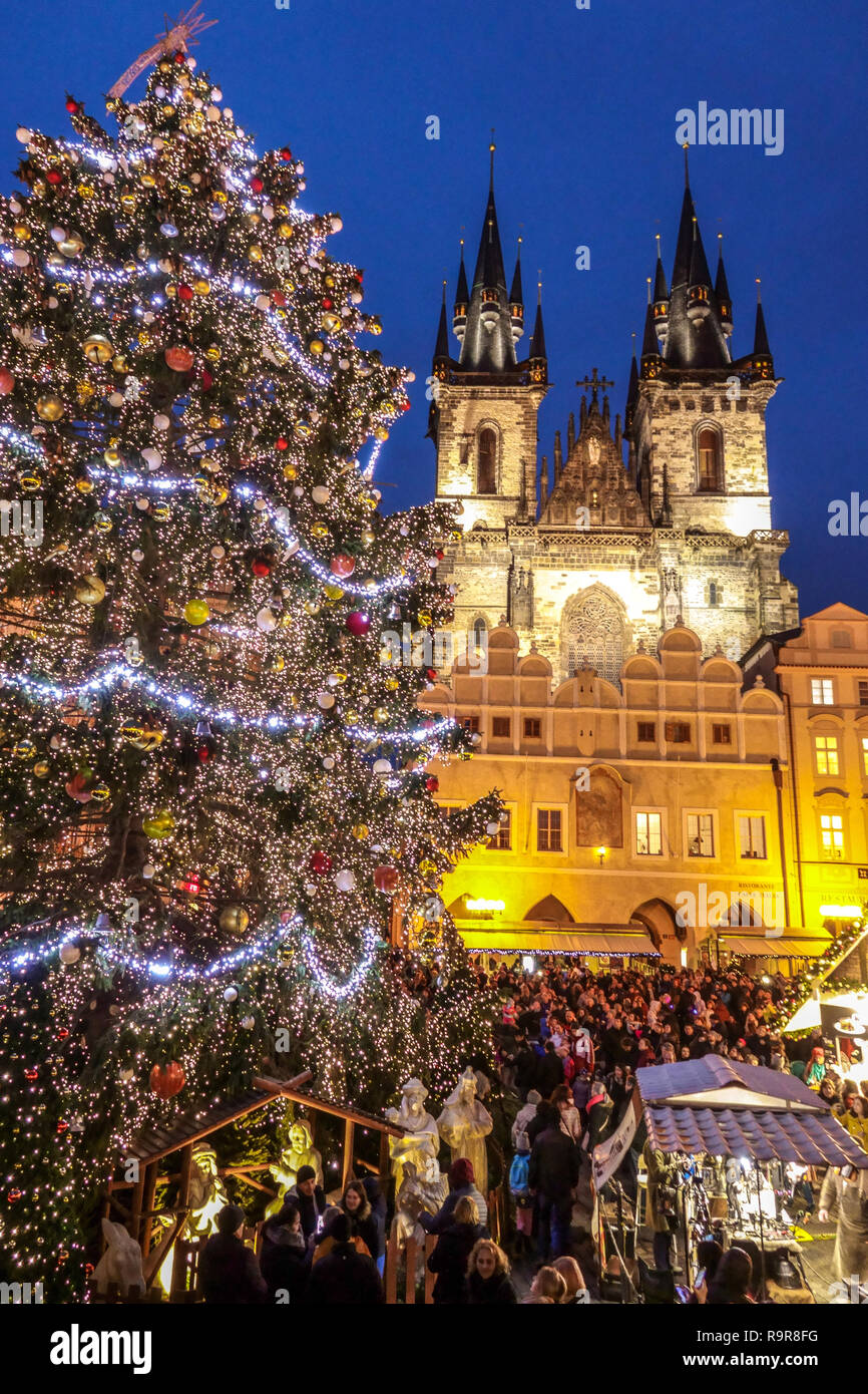 Capitale europea, mercato di Natale di Praga Piazza della Città Vecchia, Repubblica Ceca Europa Natale Foto Stock