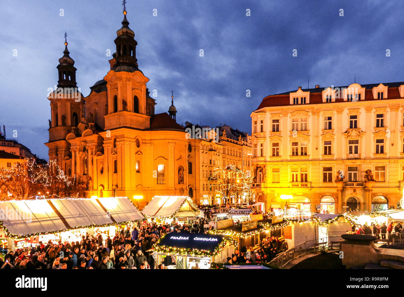 Capitale europea, Praga Mercatino di Natale la Piazza della Città Vecchia, Repubblica Ceca Foto Stock