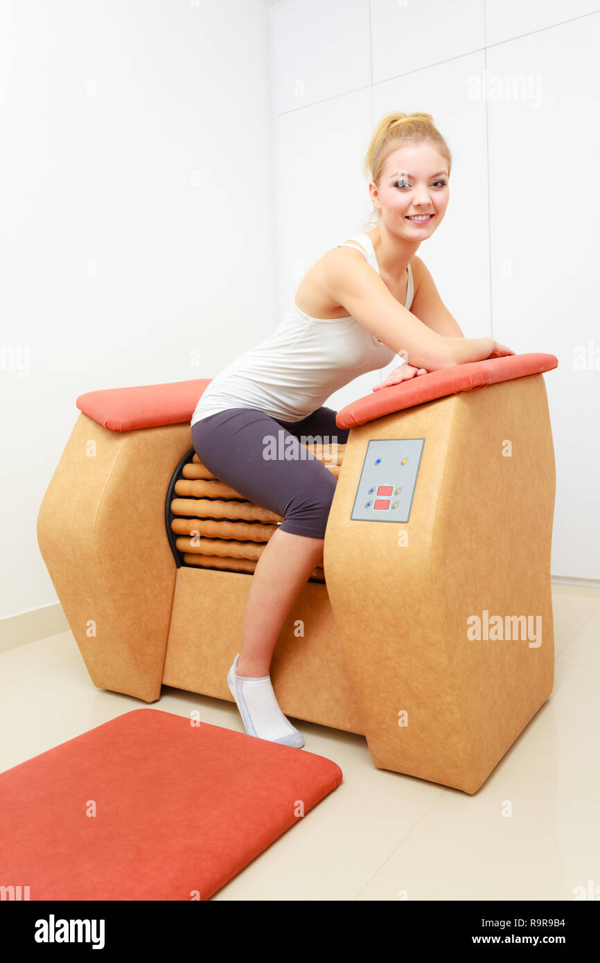 Dermocosmesi, bodycare, il concetto di benessere. Donna di liberarsi di cosce cellulite su grande rotolo macchina. Massaggio sani di trattamento in spa Foto Stock