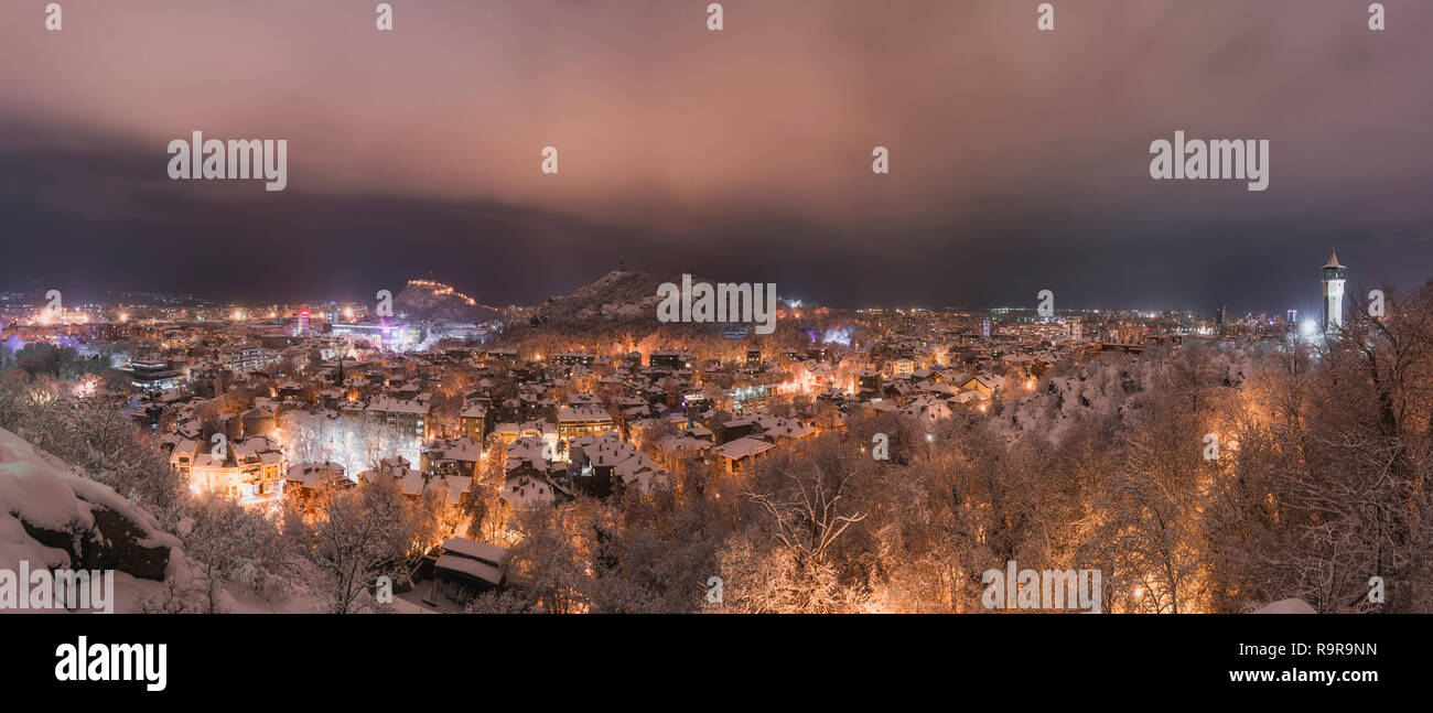 La città di Plovdiv, Bulgaria, Europa, notte foto panoramica da uno dei colli della città, periodo invernale con la neve sulla città Foto Stock