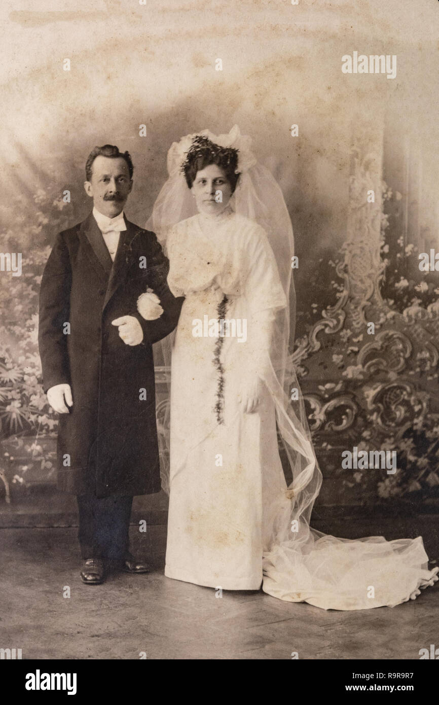 RUSSIA - circa 1905-1910 ha: Nozze colpo di appena una coppia sposata in studio, Vintage Carte de Viste epoca Edoardiana foto Foto Stock