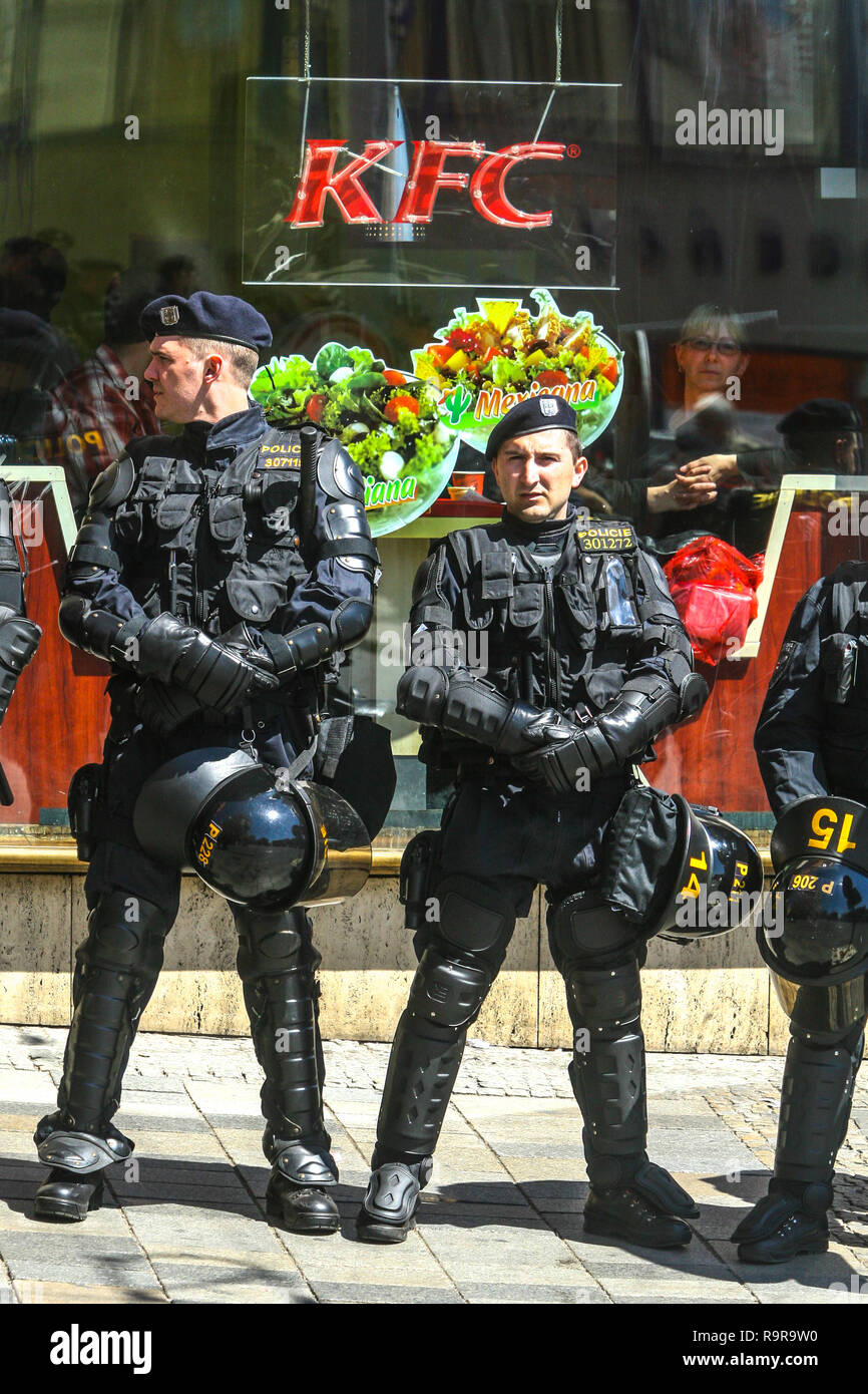 La polizia ceca unità di intervento nella parte anteriore del negozio KFC, Brno, Repubblica Ceca Foto Stock
