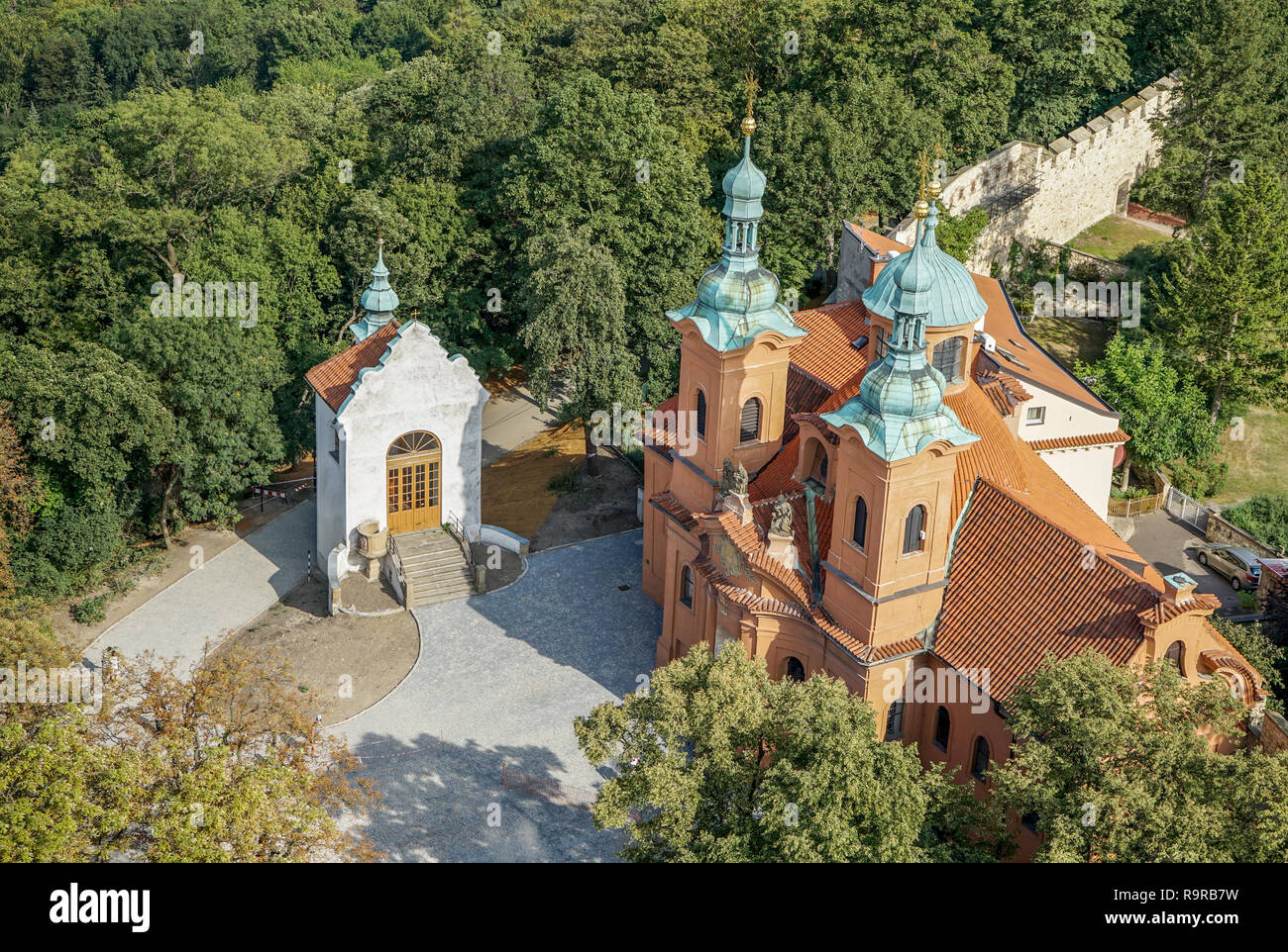 Vista da sopra sulla barocca di Saint Lawrence chiesa a Praga Foto Stock