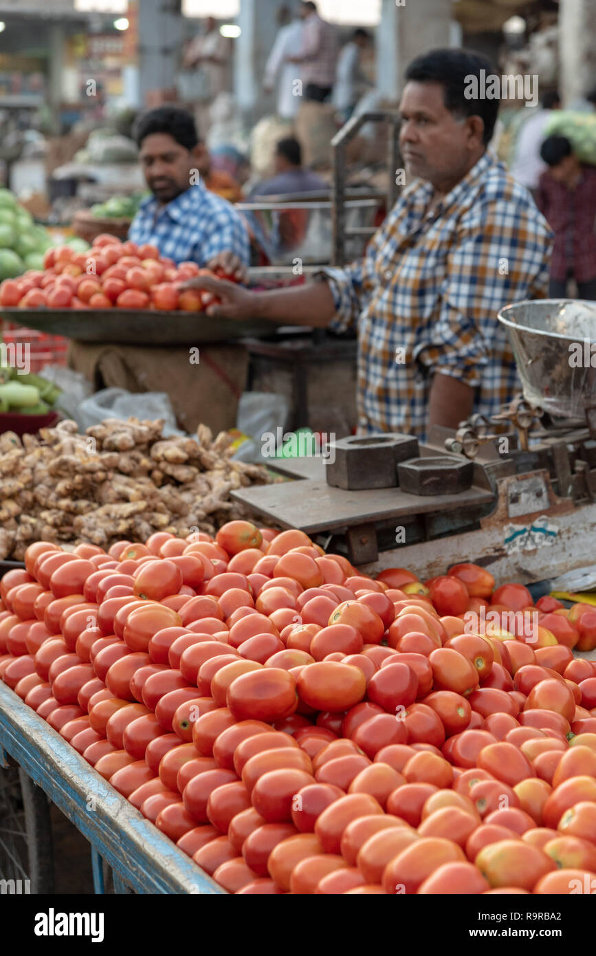Due commercianti di mercato maschile che vendono pomodori e verdure freschi mature. Mercato vegetale a Jodhpur, Rajasthan, INDIA. Foto Stock