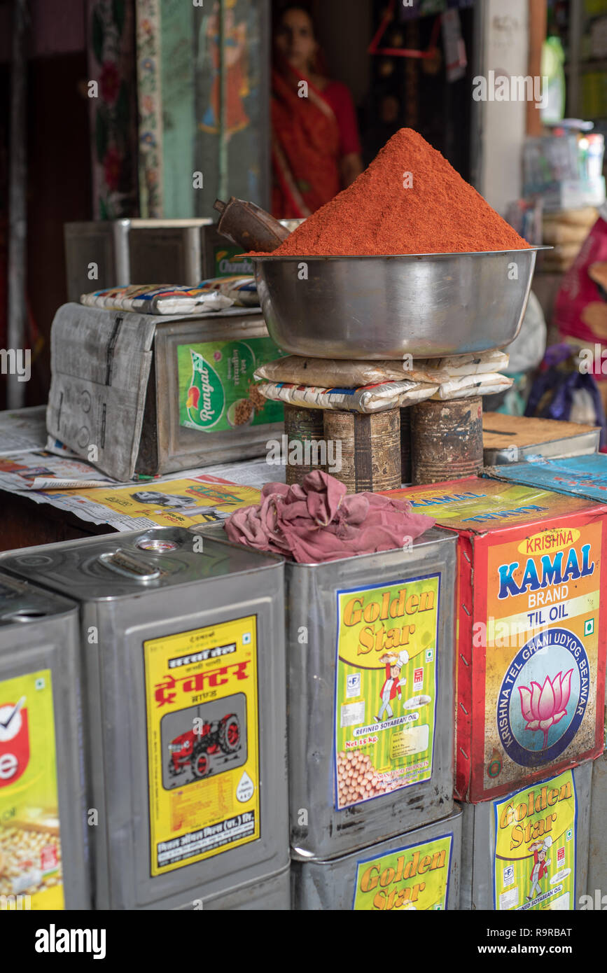 Fresche le spezie in polvere e olio da cucina per la vendita al mercato delle spezie in Udaipur, Rajasthan, India Foto Stock