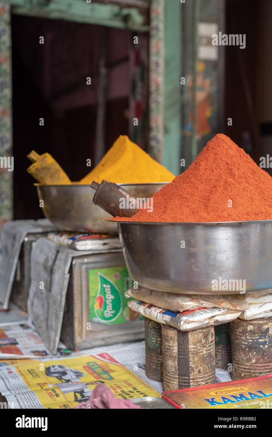 Fresco di spezie in polvere per la vendita al mercato delle spezie in Udaipur, Rajasthan, India Foto Stock