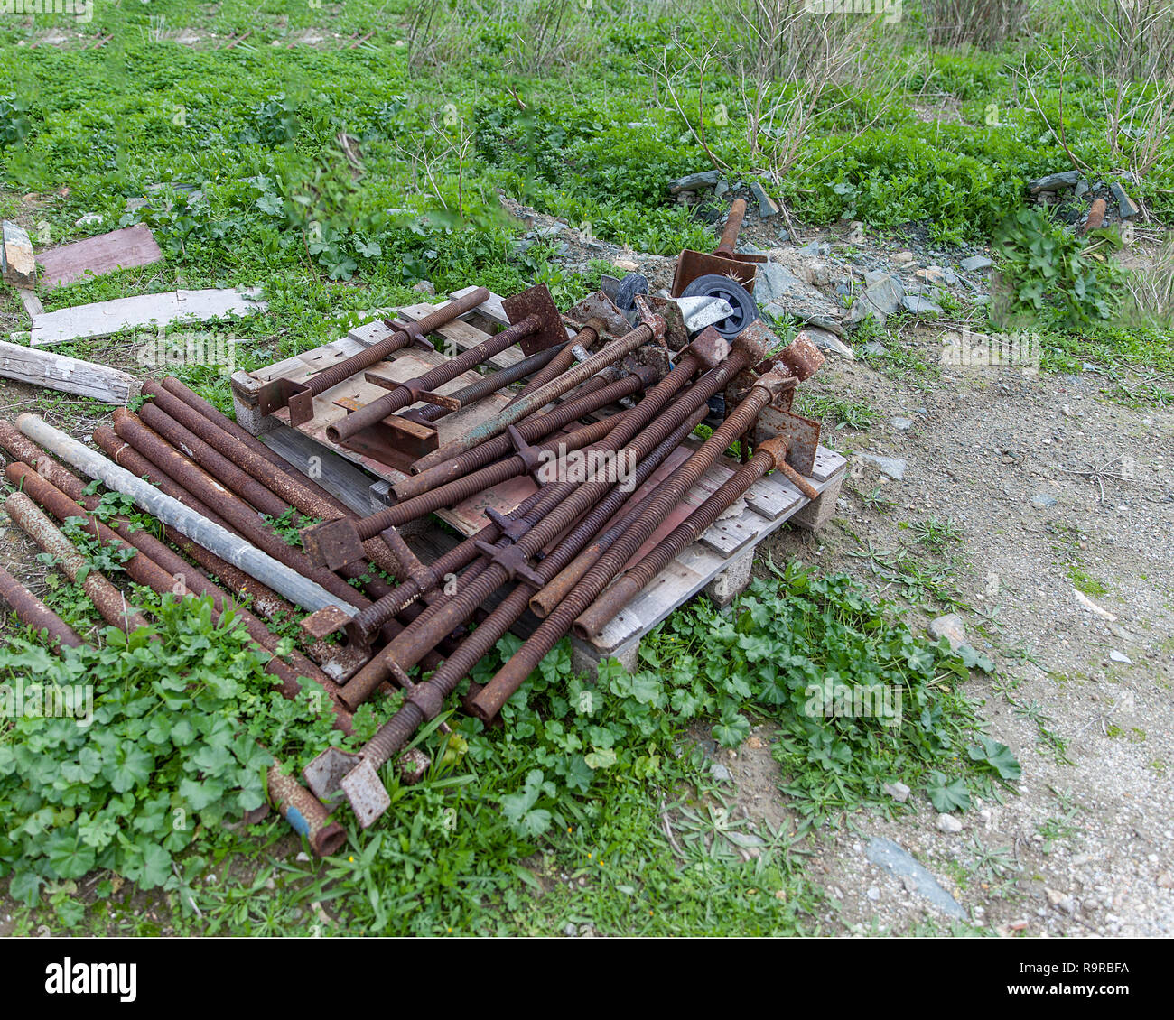 Vecchio costruttivo rusty rubare bar a sinistra in un campo. Immagine di stock. Foto Stock