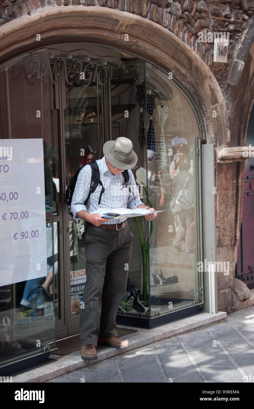 Turista perso in strada della Sicilia, Italia Foto Stock