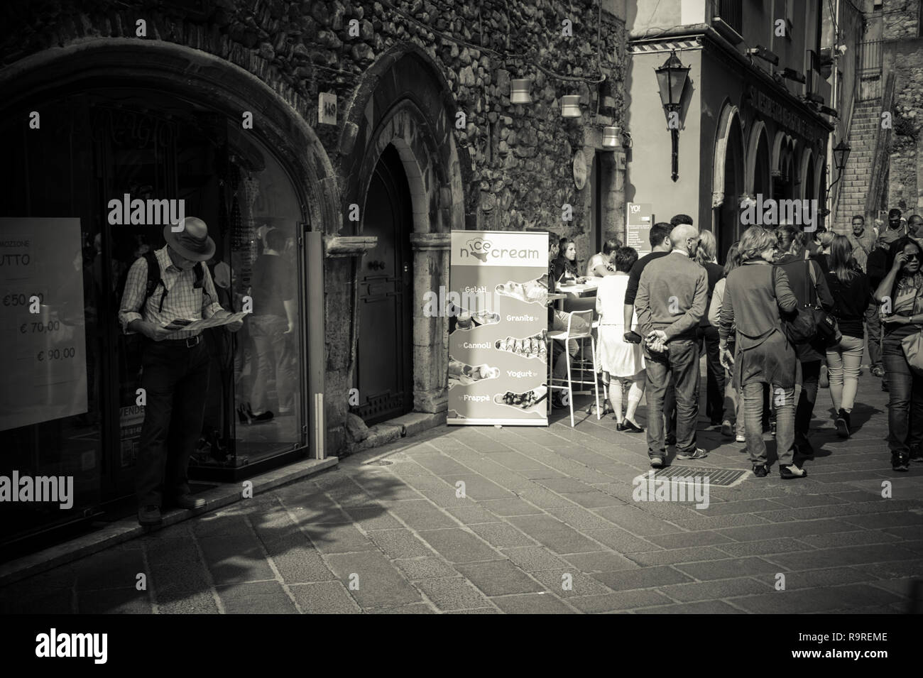 Turista perso in strada della Sicilia, Italia Foto Stock
