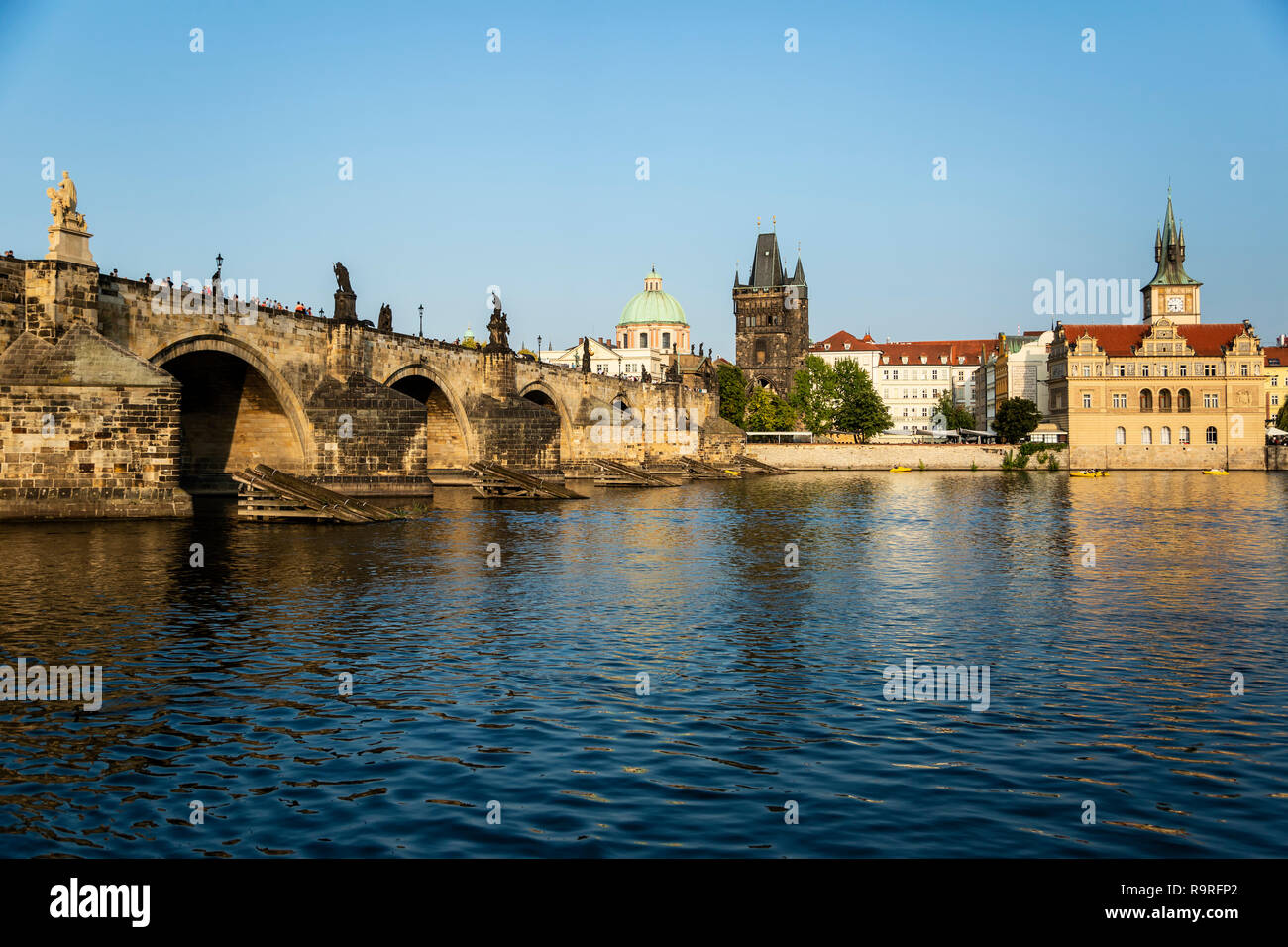 Vltava Moldau (Fiume), il Ponte Carlo e la Torre del Ponte (cupola della chiesa di San Francesco d Assisi a sinistra), la Città Vecchia di Praga, Repubblica Ceca Foto Stock