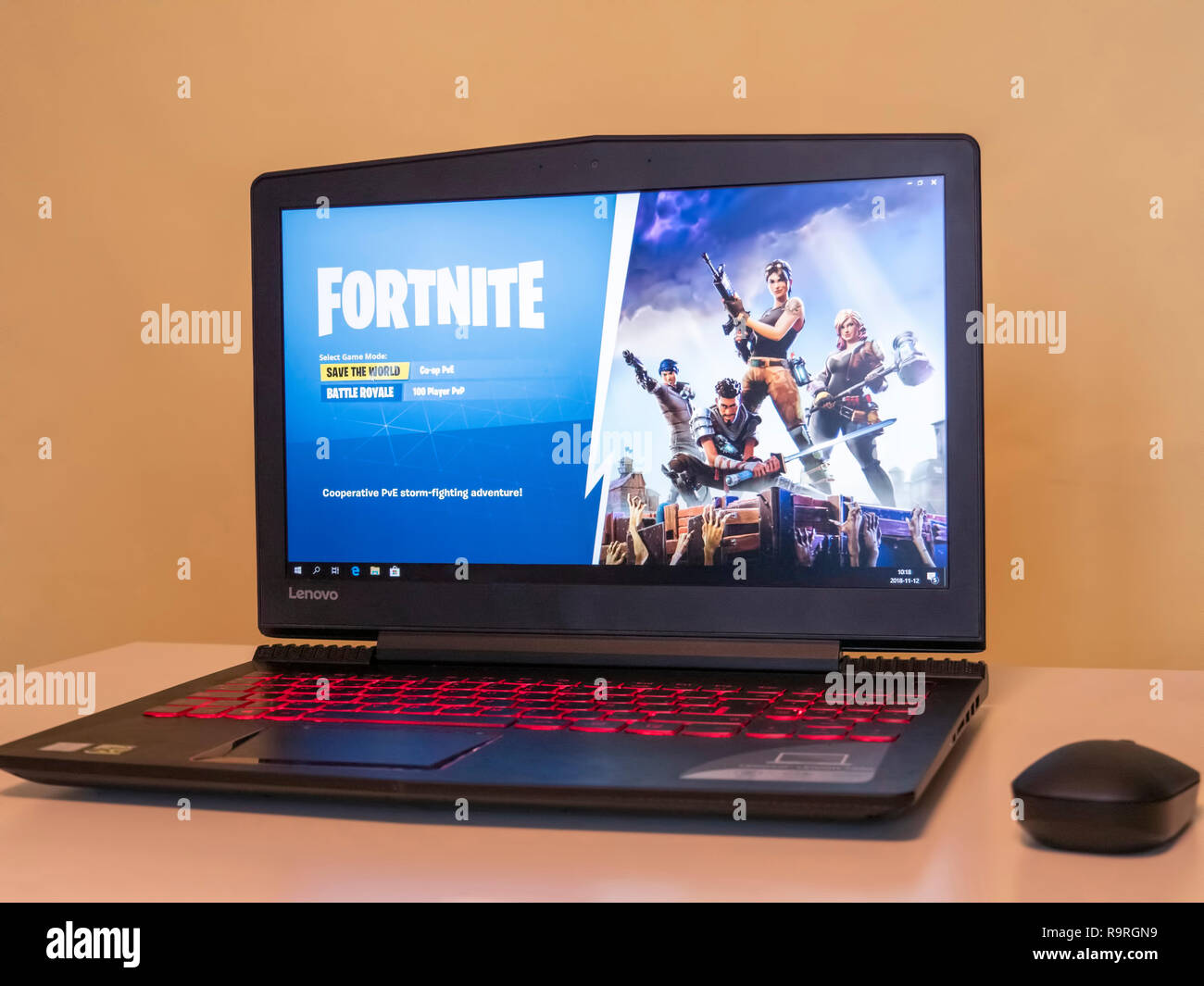 Schermo di computer con gioco Fortnite homepage, produzione di Epic Games. Epic Games, Inc è un americano di video gioco e dello sviluppo di software corporation Foto Stock