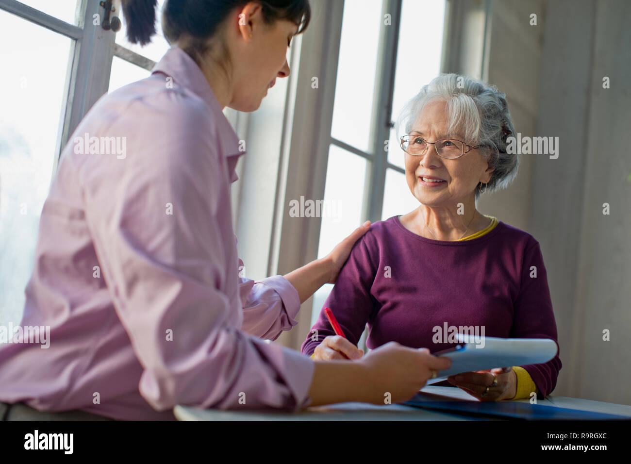 Donna anziana a parlare con il suo medico. Foto Stock