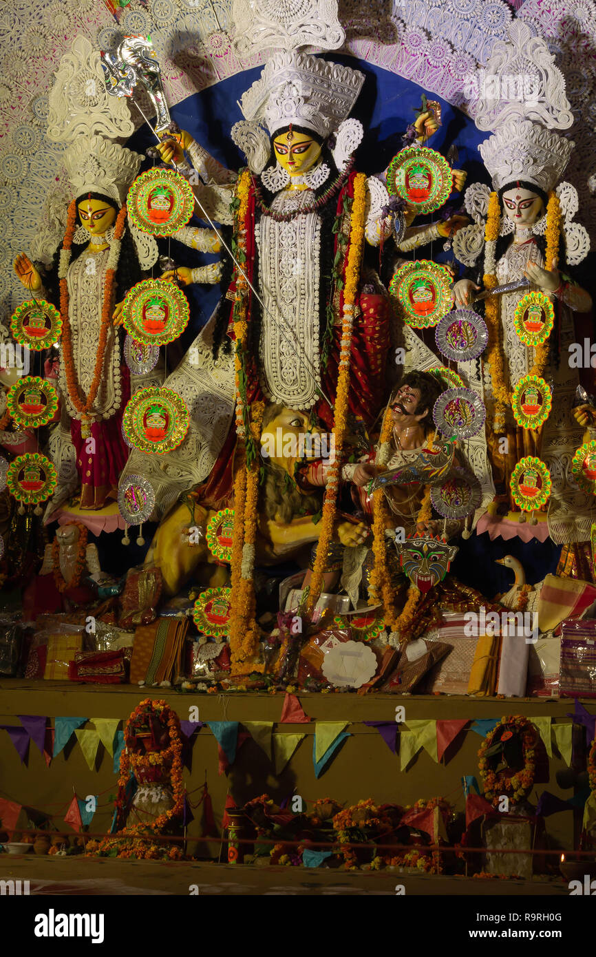 Una vista di Durga Idiol In Puja Pandal ,DT-16 Ott 2018. A Sarita Vihar Sarbojanin Puja Samiti , New Delhi , India Foto Stock