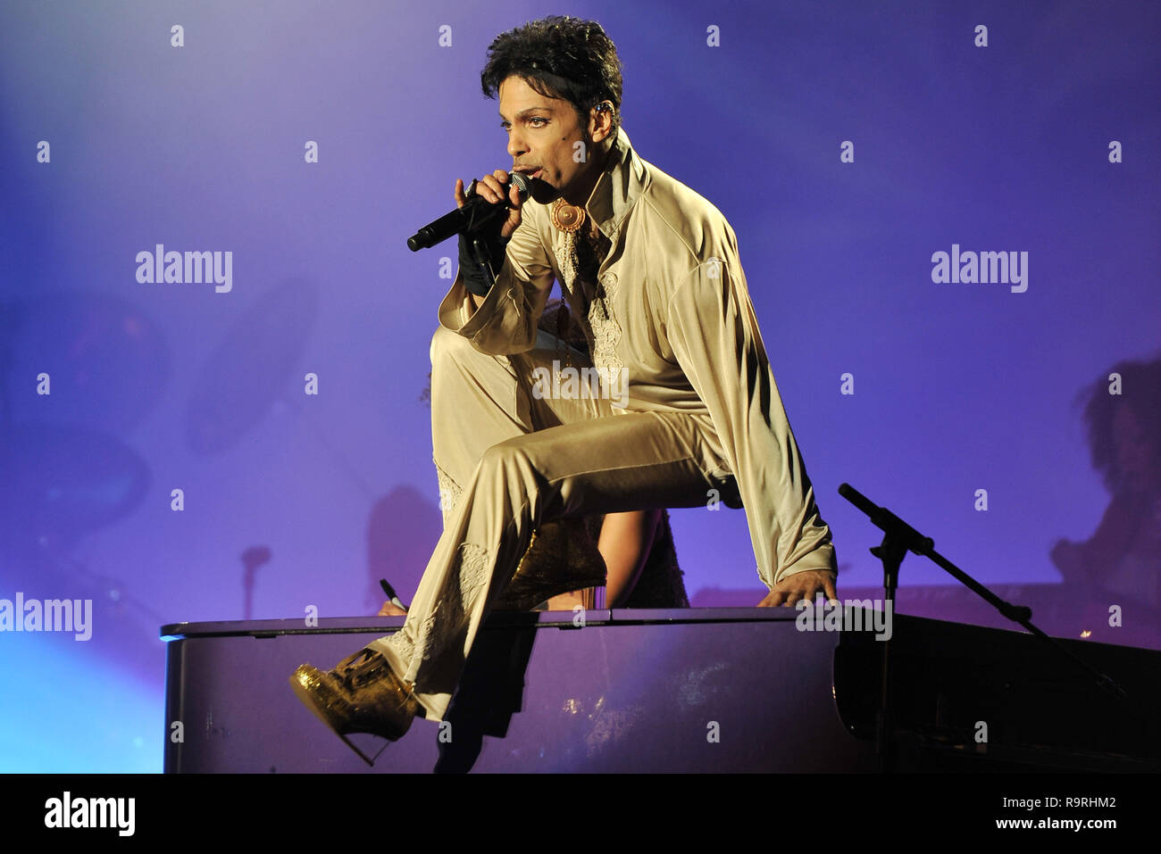 Il Principe (Prince Rogers Nelson) "L'artista precedentemente noto come Prince', 'TAFKAP' Hop Farm Festival, Paddock Wood, Kent, Inghilterra 3 luglio 2011 esecuzione dal vivo sul palco in concerto concerto cantando la riproduzione di seduta sul pianoforte CAP/MediaPunch Foto Stock