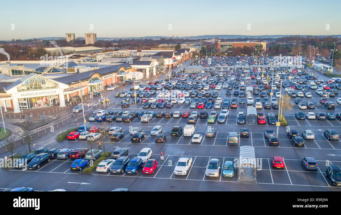 Foto datata 24 dicembre mostra il parcheggio quasi pieno a 9AM alla vigilia di Natale del mattino di Marks & Spencer e Tesco negozi vicino a Wilmslow nel Cheshire come persone fanno la loro last minute shopping natalizio causando ritardi nel traffico nell'area. Foto Stock