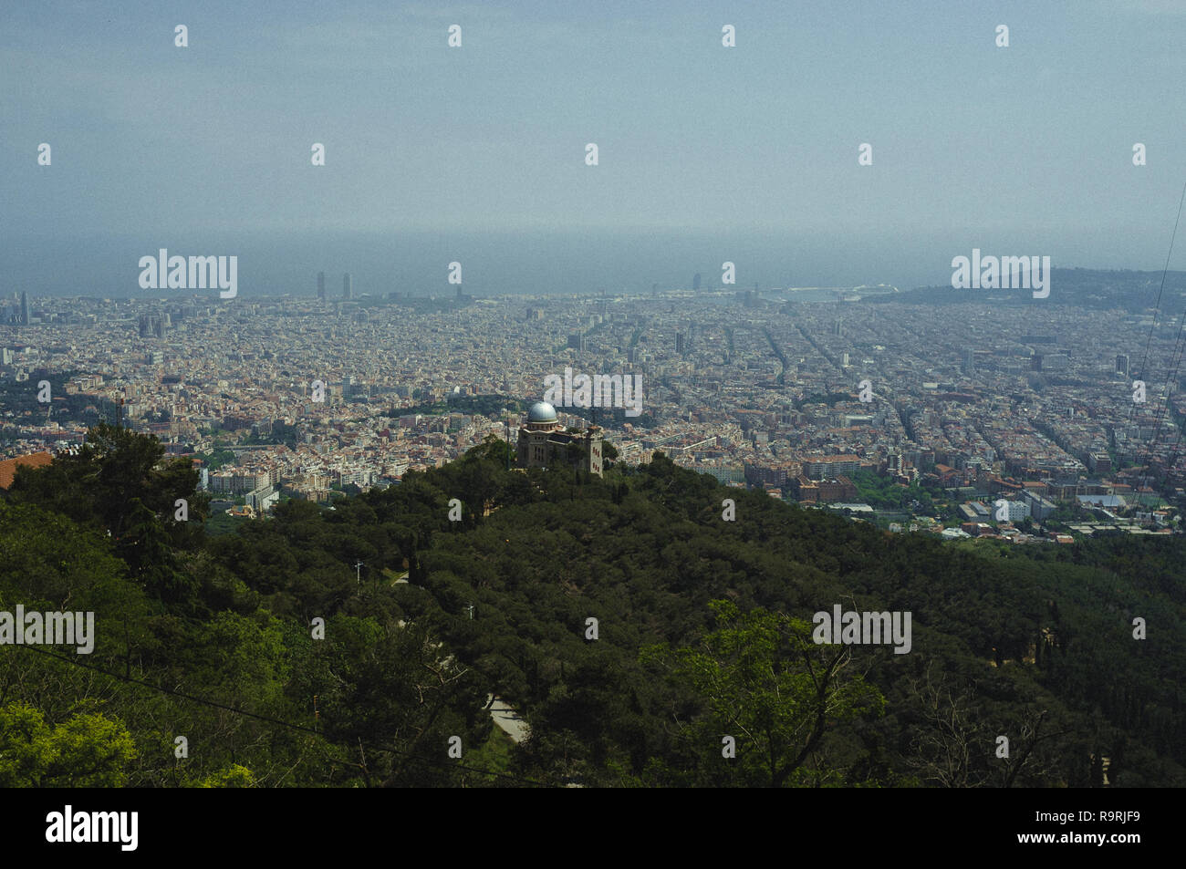 Panorama di Barcellona vista dal Tibidabo, Barcellona, Spagna Foto Stock