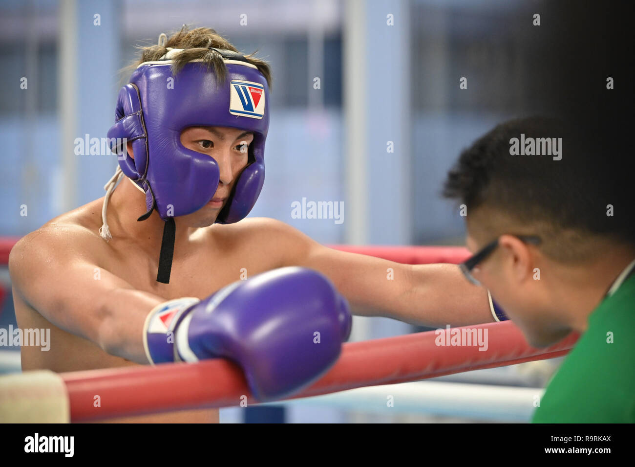 Yokohama Kanagawa, Giappone. Xxi Dec, 2018. (L-R) Naoya Inoue, Shingo Inoue Boxe : Naoya Inoue del Giappone riceve le istruzioni dal suo trainer e padre Shingo Inoue in una sessione di sparring durante un allenamento a Ohashi Boxing palestra di Yokohama Kanagawa, Giappone . Credito: Hiroaki Yamaguchi/AFLO/Alamy Live News Foto Stock