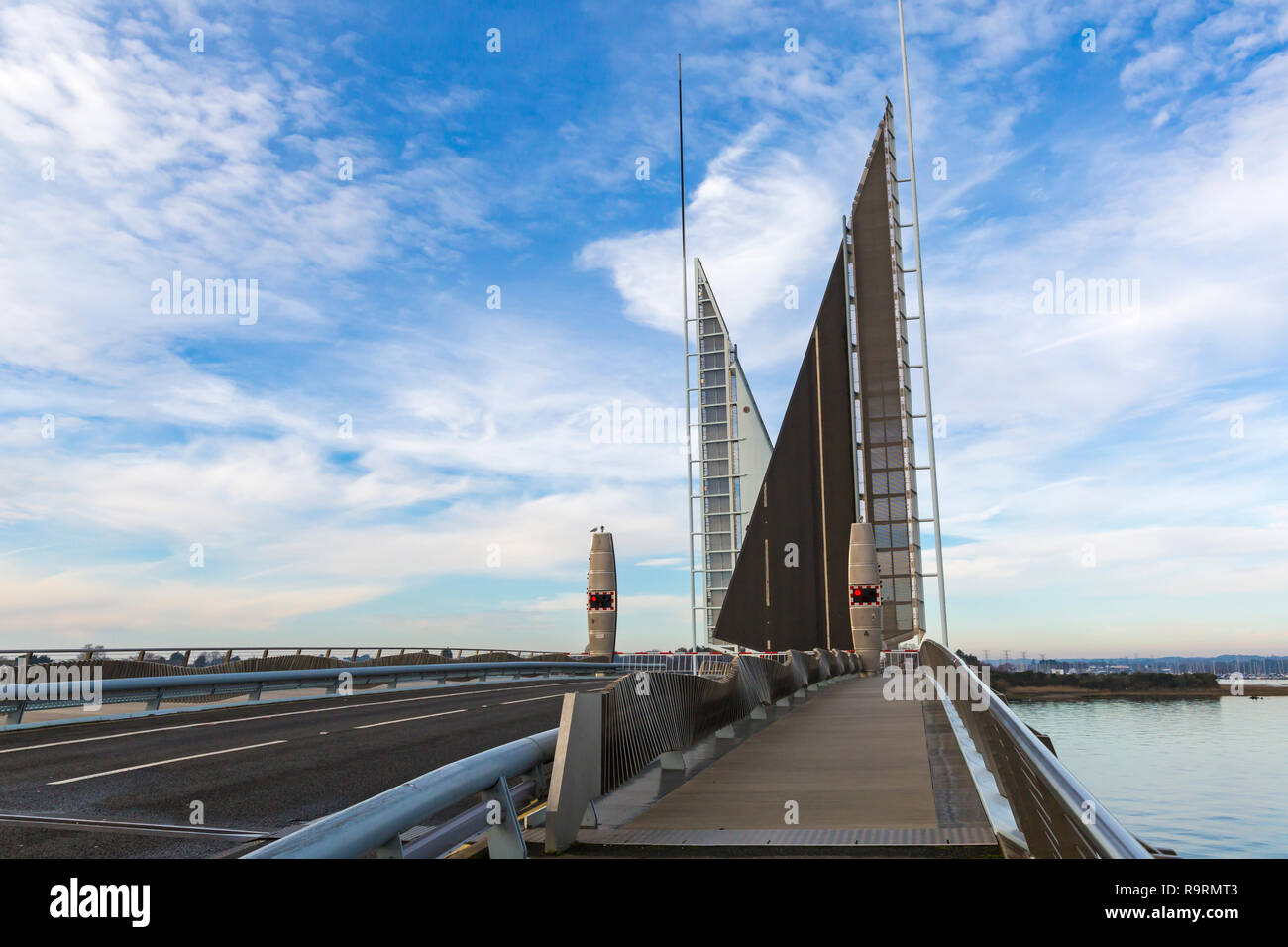 Poole, Dorset, Regno Unito. Il 27 dicembre 2018. Poole distintivo della struttura, Twin Sails Bridge, il primo ponte di questo tipo ad essere costruito in tutto il mondo, un doppio lasciava ponte mobile, è stata afflitta da problemi sin dalla sua apertura nel 2012. Le vele rimangono fino e la strada chiusa, in modo che coloro che stanno programmando un viaggio tra Poole e Hamworthy/Upton devono utilizzare il ponte vecchio o guidare il cammino più lungo. Credito: Carolyn Jenkins/Alamy Live News Foto Stock